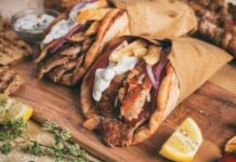 Ακρίβεια: Στα ύψη οι τιμές στο σουβλάκι – Είδος πολυτελείας το παραδοσιακό ελληνικό έδεσμα