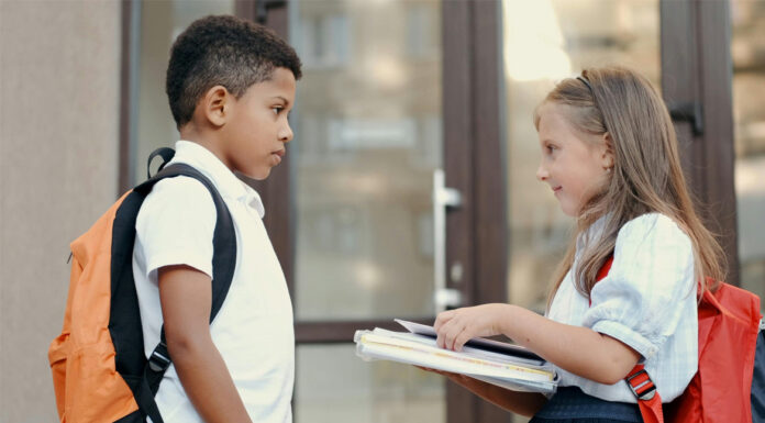 Πέντε φράσεις που μπορεί να χρησιμοποιήσει ένα παιδί όταν κάποιος του μιλάει άσχημα ή το κοροϊδεύει