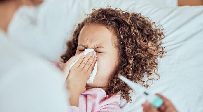 Η σπιτική αλοιφή σκόρδου για την καταπολέμηση του κρυολογήματος, όπως προτείνει η παιδίατρος