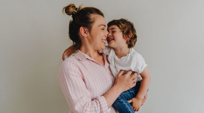 Τα 5 μηνύματα που κάθε παιδί επιθυμεί να ακούσει από τους γονείς του