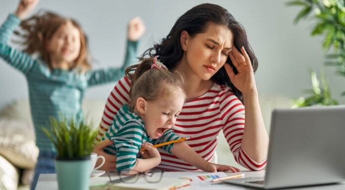 4 φράσεις που μπορούν να κάνουν θαύματα όταν τα παιδιά μας νιώθουν άγχος