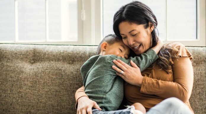 10 ενθαρρυντικές φράσεις που τα παιδιά πρέπει να ακούνε συχνά από τους γονείς τους
