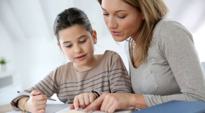 Πώς μπορούν οι γονείς να βοηθούν τα παιδιά τους με το διάβασμα για το σχολείο