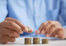 Τι λέει το οικονομικό επιτελείο για την αύξηση του διαθέσιμου εισοδήματος των νοικοκυριών το 2025 – Άνοδος και στην κατανάλωση