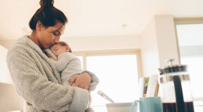 6 τρόποι για να μην ξυπνήσει το μωρό που έχει αποκοιμηθεί στην αγκαλιά σου