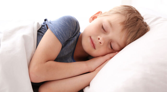 4 αισθητηριακές δραστηριότητες που διευκολύνουν τον ύπνο των παιδιών