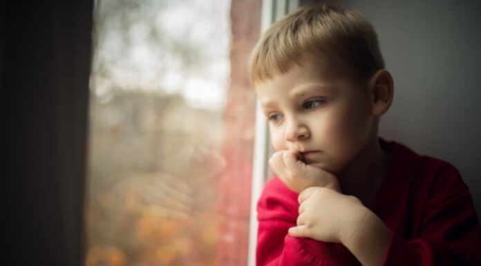 7 φράσεις που μπορούν να στεναχωρήσουν το παιδί σου περισσότερο απ’ όσο νομίζεις