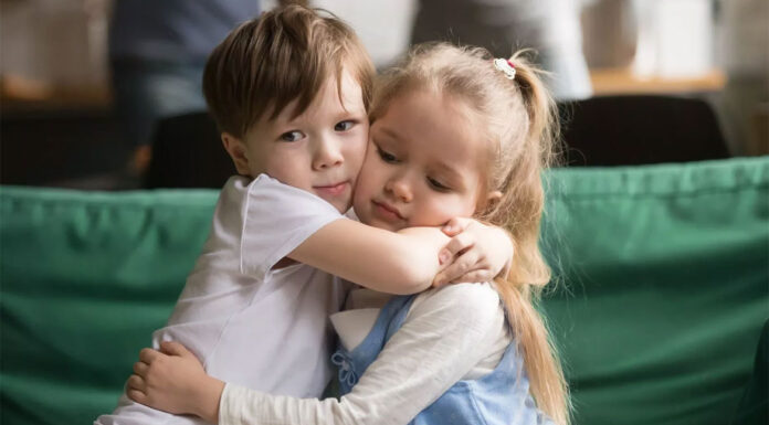 4 τρόποι με τους οποίους οι γονείς διδάσκουν στα παιδιά τους την έννοια της ενσυναίσθησης