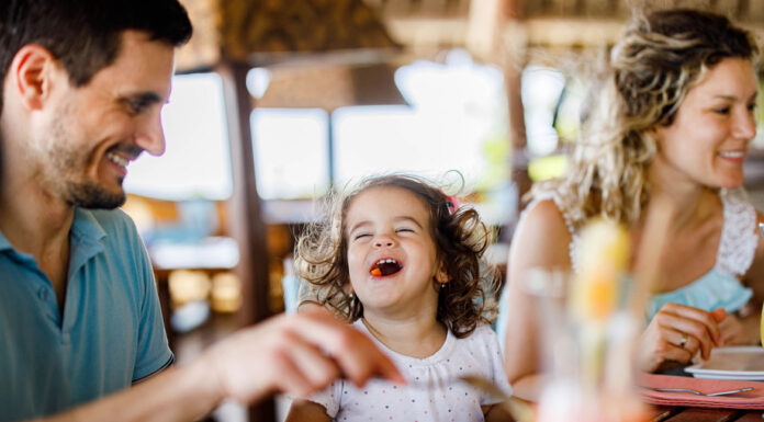Φαγητό σε μαγαζί με τα παιδιά: Πώς να το απολαύσεις χωρίς δράματα!