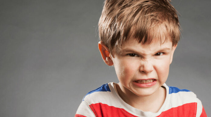 5 πράγματα που κάνουν οι γονείς και εκνευρίζουν απίστευτα τα παιδιά τους