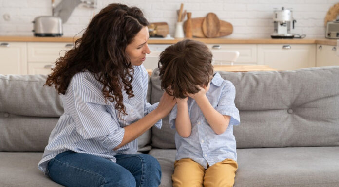 5 φράσεις που ηρεμούν τα παιδιά κατά τη διάρκεια ενός συναισθηματικού ξεσπάσματος