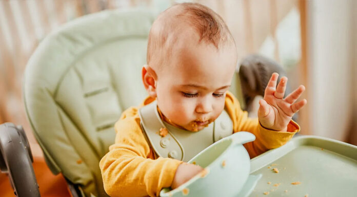 4 βήματα που πρέπει να ακολουθήσεις όταν το μωρό σου ρίχνει το φαγητό κάτω