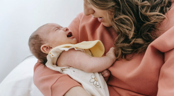7 χρήσιμες συμβουλές για τις στιγμές που το μωρό κλαίει και δεν ξέρεις πώς να το ηρεμήσεις
