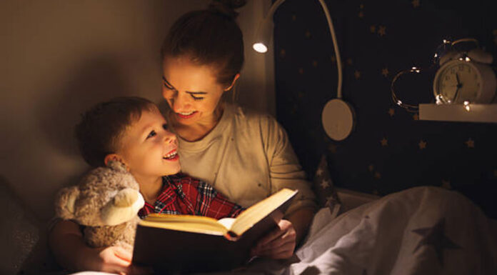Γιατί είναι ωφέλιμο να διαβάζουμε παραμύθια στα παιδιά πριν από τον ύπνο
