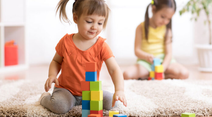 8 τέλεια παιχνίδια για παιδιά μετά τα πρώτα τους γενέθλια