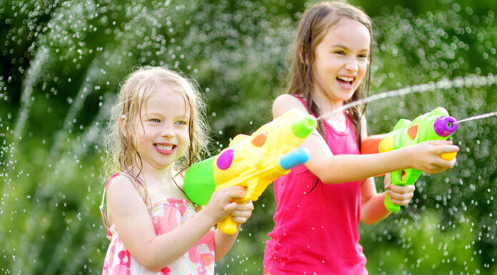 Καύσωνας: Πώς να προστατέψεις το παιδί όταν ο ήλιος καίει