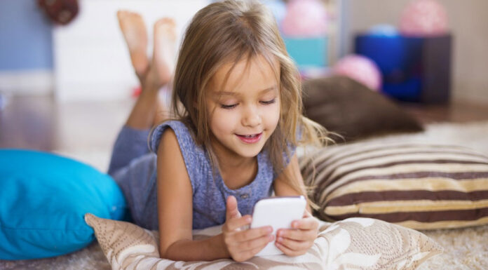 Καλοκαίρι και κινητό: Πώς να βάλεις όρια στο παιδί