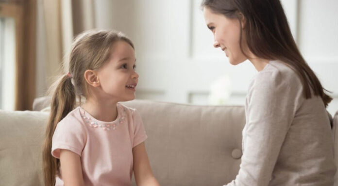 6 ερωτήσεις για να έρθεις πιο κοντά στο παιδί σου