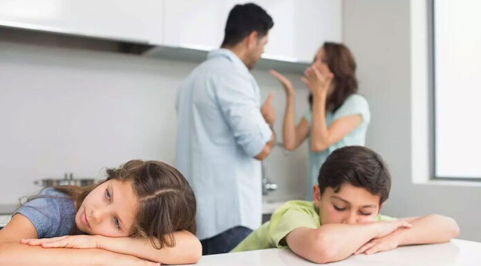 4 καθημερινές συνήθειες των γονιών που πληγώνουν τα συναισθήματα των παιδιών