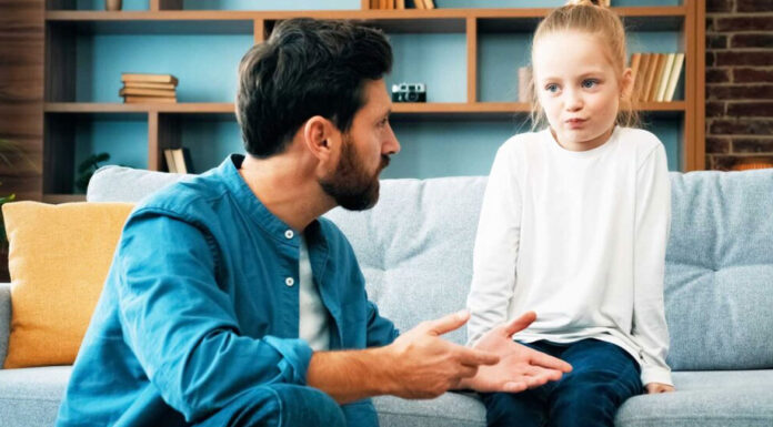 4 θέματα που καλό είναι να αποφεύγουμε να συζητάμε μπροστά στα παιδιά μας