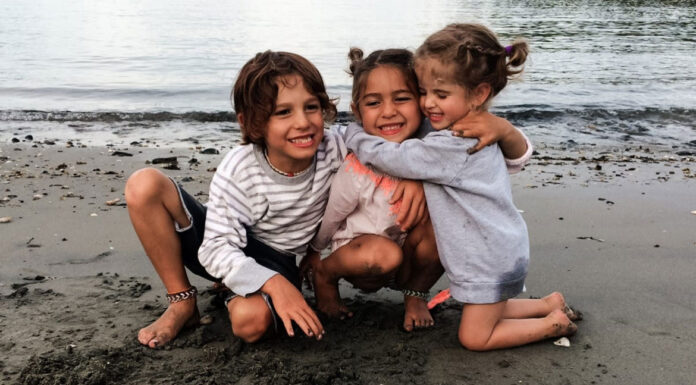 Οι φράσεις που λέμε στα παιδιά και τα εμπνέουν να είναι ευγενικά και να συνεργάζονται