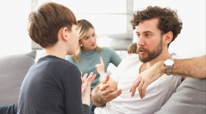 4 θετικές φράσεις που λένε οι γονείς που ανατρέφουν ευτυχισμένα παιδιά