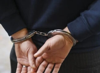 Βόλος: Κρατούμενος απείλησε, χτύπησε και δάγκωσε αστυνομικούς – Χρειάστηκαν 4 άτομα για να του βάλουν χειροπέδες