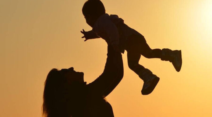 Όταν νιώθεις ότι έχεις «χαθεί» μέσα στη μητρότητα: Πώς να επανασυνδεθείς με τον εαυτό σου