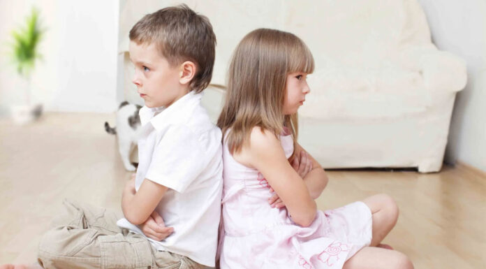 5 βήματα για να δείξεις στα παιδιά πώς να «μαλώνουν» με ένα υγιή και θετικό τρόπο