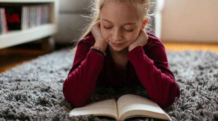 5 μικρές συνήθειες που βοηθούν τα παιδιά να αγαπήσουν το διάβασμα