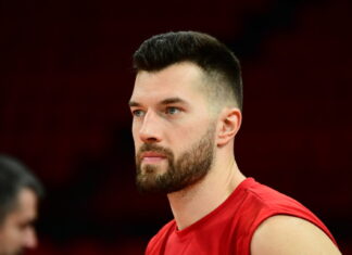 Ο Ολυμπιακός έκοψε τούρτα στην προπόνηση για τον Άλεκ Πίτερς