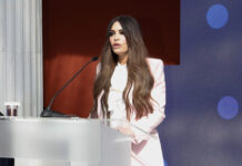 Κίμπερλι Γκίλφοϊλ: Στην Ύδρα με πολυτελή θαλαμηγό και βασιλική υποδοχή