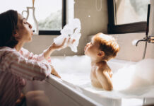 Κάθε πότε πρέπει να κάνουν μπάνιο τα παιδιά; Η πραγματική απάντηση που δίνουν οι παιδίατροι