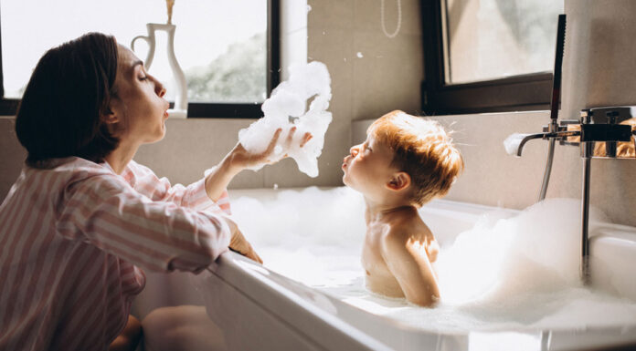 Κάθε πότε πρέπει να κάνουν μπάνιο τα παιδιά; Η πραγματική απάντηση που δίνουν οι παιδίατροι