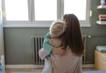 Γιατί το παιδί δεν ξεκολλάει από πάνω σου; Οι πραγματικοί λόγοι που το παιδί ζητά συνέχεια παρουσία και ασφάλεια