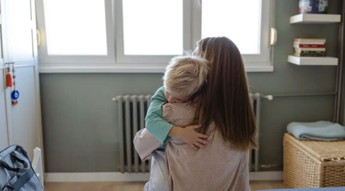 Γιατί το παιδί δεν ξεκολλάει από πάνω σου; Οι πραγματικοί λόγοι που το παιδί ζητά συνέχεια παρουσία και ασφάλεια