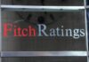 Fitch: Η ταχεία μείωση του δημόσιου χρέους ήταν ο καταλύτης για τις τρεις αναβαθμίσεις της ελληνικής οικονομίας από το 2022