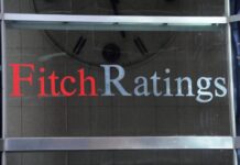 Fitch: Η ταχεία μείωση του δημόσιου χρέους ήταν ο καταλύτης για τις τρεις αναβαθμίσεις της ελληνικής οικονομίας από το 2022