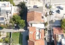 Έφοδος της ΕΛΑΣ σε σπίτια στα Άνω Λιόσια: Βίντεο από drone δείχνει αστυνομικούς να συλλαμβάνουν 23χρονο σε ταράτσα