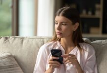 Γιατί αποφεύγετε να μιλάτε στο τηλέφωνο όσο μεγαλώνετε;