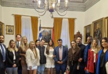 Η Κίμπερλι Γκιλφόιλ έλαβε τιμητικό μετάλλιο από τον Δήμο Ύδρας – Παρών και ο Κωνσταντίνος Αργυρός