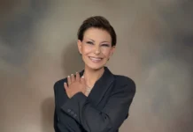 «Χορεύει το Ζεϊμπέκικο» στο νέο της videoclip η Κωνσταντίνα