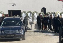 Λάρισα: Σε κλίμα βαθιάς οδύνης το τελευταίο αντίο στην 49χρονη που σκοτώθηκε στον φούρνο