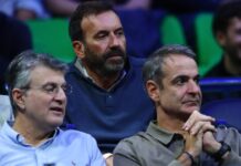 Ο Κυριάκος Μητσοτάκης παρακολουθεί τον τελικό του Τζόκοβιτς με τον Μουζέτι
