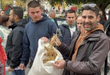 Αγρίνιο: Αγρότες άφησαν συμβολικά σανό, κοπριά και πορτοκάλια στα γραφεία κυβερνητικών βουλευτών (video)