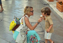 Τζένη Μπαλατσινού: Το φιλί στον σύζυγό της, το μυστικό της ζωής και οι φωτογραφίες των παιδιών της, στην εκπνοή του 2025