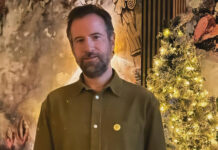 Επικός Κωστής Μαραβέγιας, τρολάρει μοναδικά τους influencers και τα gadgets τους