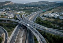 Αττική Οδός: Νέες τιμές στα διόδια από το 2026 – Πόσο θα πληρώνουν ΙΧ και φορτηγά