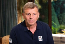 Απόστολος Γκλέτσος: Το βαρύ ζεϊμπέκικο την ώρα που ο Χρήστος Μάστορας τραγουδάει Καζαντζίδη