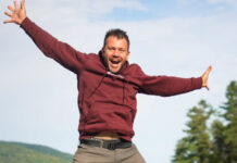 Ευτύχης Μπλέτσας: Πήγε στο λούνα παρκ και έγινε ξανά viral με την τούμπα που έφαγε σε παιχνίδι